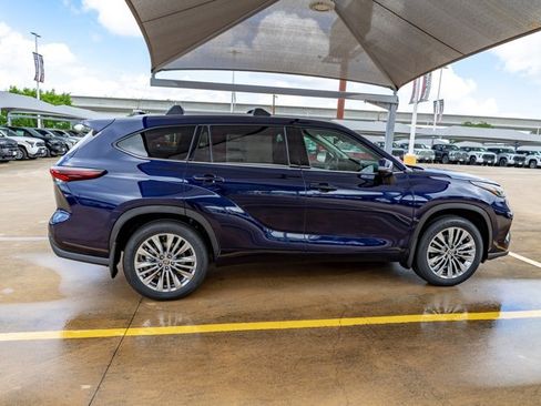 New 2026 Toyota Highlander Platinum AWD/4WD image 10