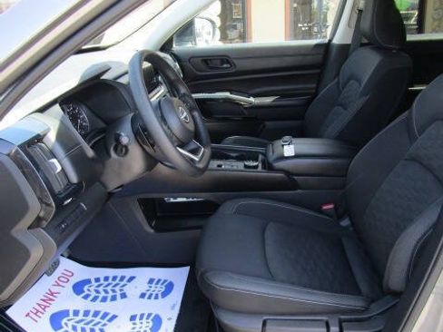 Used 2024 Nissan Pathfinder S AWD/4WD image 6