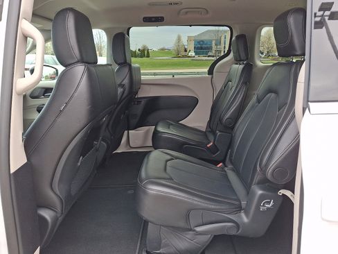 Used 2024 Chrysler Pacifica Touring-L image 10