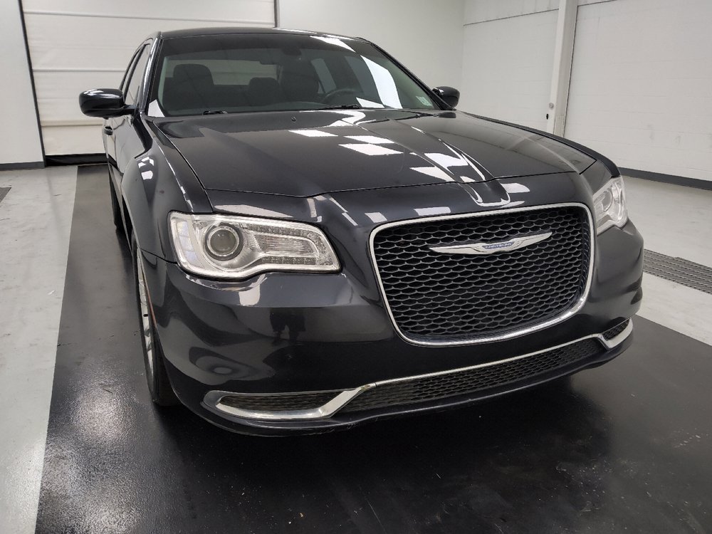 Used 2018 Chrysler 300 Touring L RWD image 14