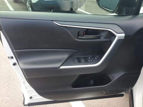 Used 2025 Toyota RAV4 LE AWD/4WD image 8
