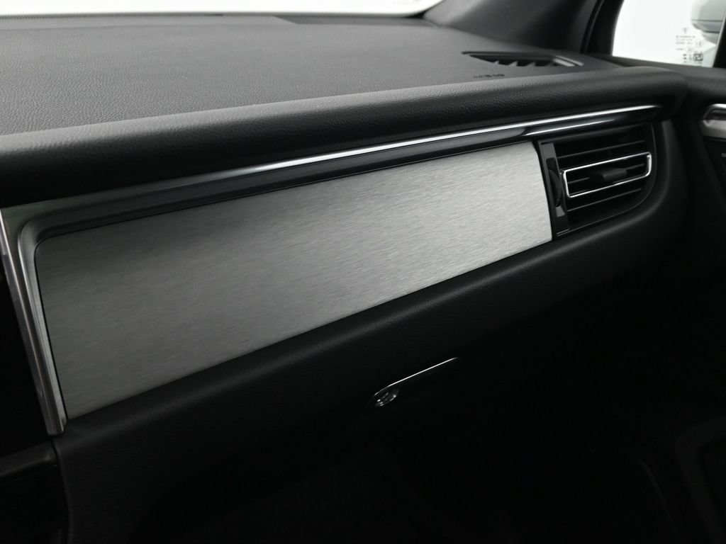 Certified 2026 Porsche Macan AWD/4WD image 23