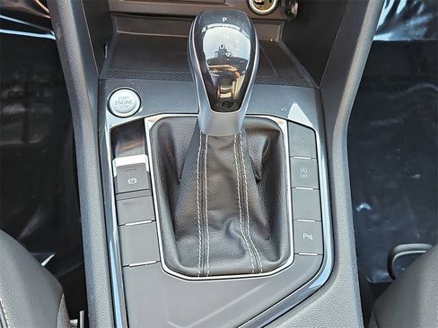 Used 2022 Volkswagen Tiguan SE R-Line image 16