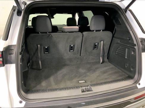 Used 2025 Chevrolet Traverse LT image 4