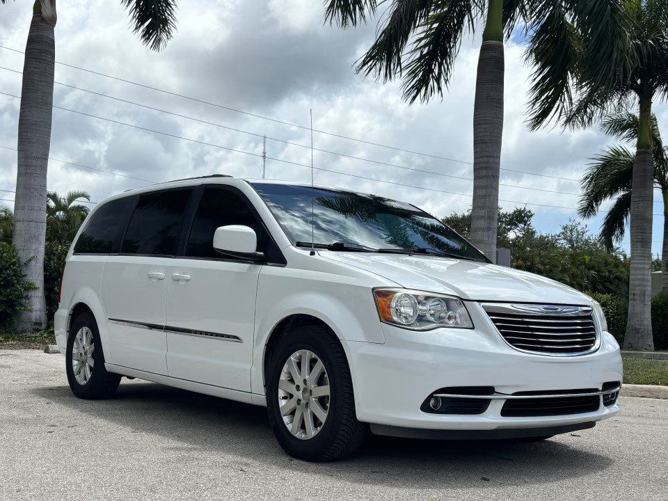 Used 2016 Chrysler Town & Country Touring FWD image 4