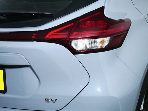 Used 2024 Nissan Kicks SV image 17