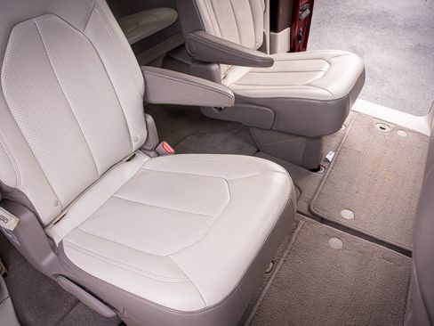 Used 2021 Chrysler Voyager Lxi FWD image 29