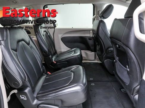 Used 2023 Chrysler Pacifica Touring-L image 24