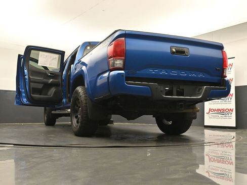 Used 2017 Toyota Tacoma TRD Sport image 30