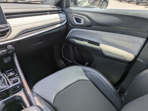 Used 2024 Jeep Compass Latitude AWD/4WD image 18