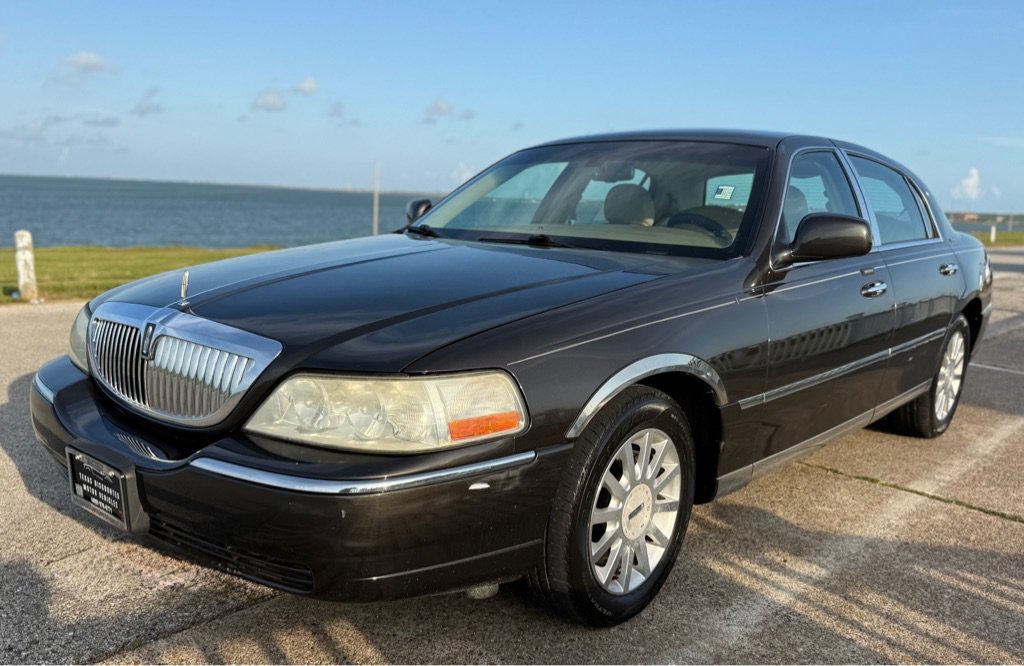 Used 2007 Lincoln Town Car Signature RWD image 1