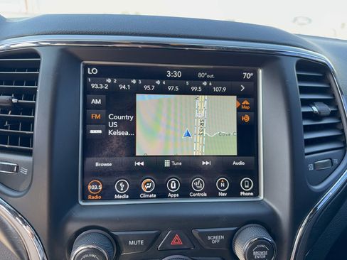 Used 2018 Jeep Grand Cherokee Altitude image 18