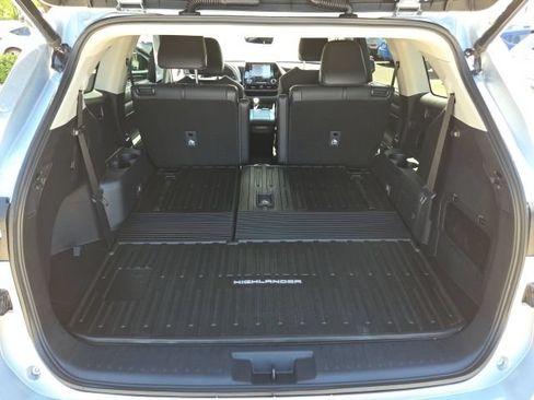 Used 2021 Toyota Highlander XLE AWD/4WD image 19
