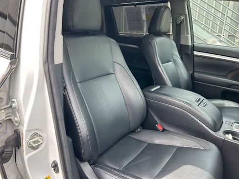 Used 2018 Toyota Highlander XLE AWD/4WD image 36