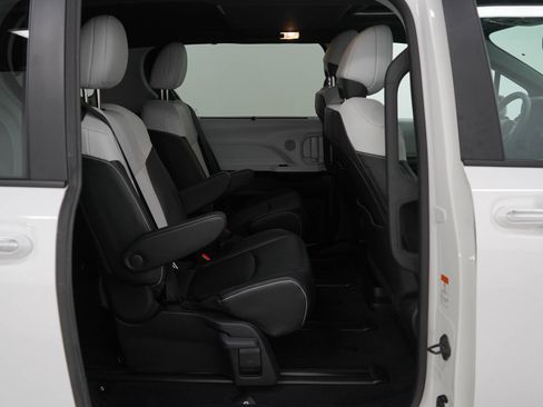 Used 2025 Toyota Sienna XSE AWD/4WD image 12