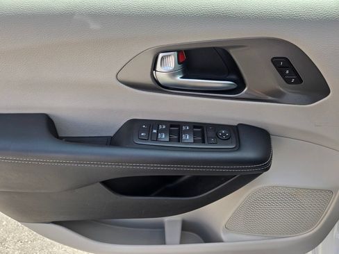 Used 2023 Chrysler Pacifica Touring-L FWD image 22
