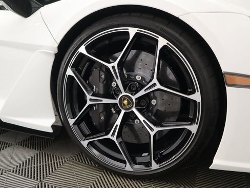Used 2024 Lamborghini Revuelto image 30