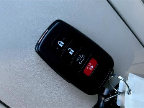 Used 2020 Toyota Highlander XLE image 14