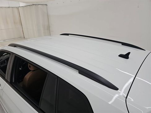 Used 2022 Volkswagen Tiguan SE R-Line image 39