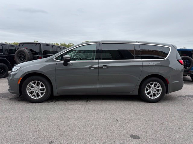 Used 2023 Chrysler Pacifica Touring-L FWD image 7