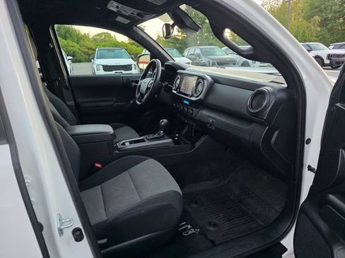 Used 2022 Toyota Tacoma TRD Off-Road AWD/4WD image 12