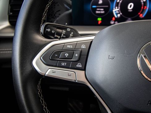 Certified 2025 Volkswagen Tiguan SE image 37