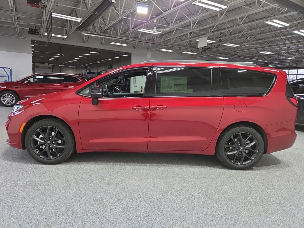 New 2026 Chrysler Pacifica Select w/ S Appearance Package FWD image 4