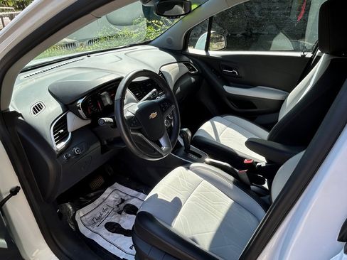 Used 2022 Chevrolet Trax LT w/ LT Convenience Package image 13