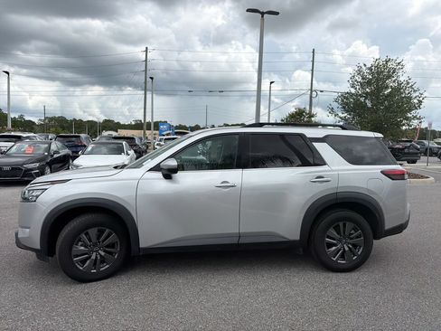 Used 2024 Nissan Pathfinder SV FWD image 4