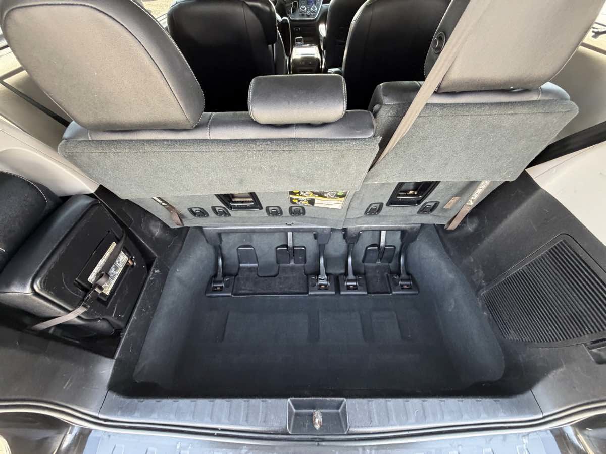 Used 2019 Toyota Sienna SE w/ Carpet Mat Package FWD image 22