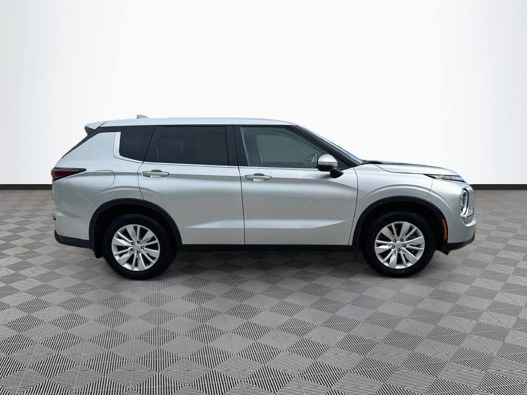 Used 2025 Mitsubishi Outlander ES FWD image 5
