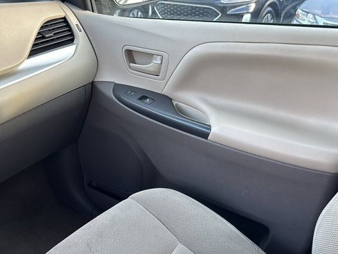 Used 2017 Toyota Sienna L image 20