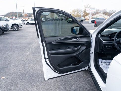 Certified 2025 Jeep Grand Cherokee Laredo X image 10