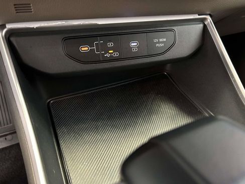 Used 2025 Kia Carnival FWD image 22