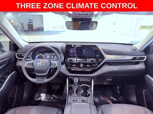 Used 2025 Toyota Highlander XLE AWD/4WD image 10