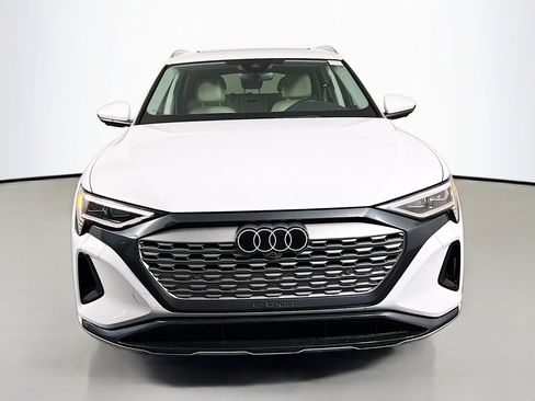 Used 2024 Audi Q8 e-tron Premium Plus w/ Premium Plus Package image 2
