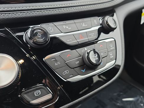 New 2026 Chrysler Pacifica Select FWD image 22