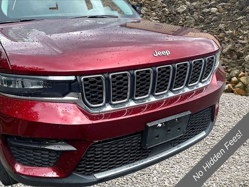 Used 2023 Jeep Grand Cherokee Laredo AWD/4WD image 21
