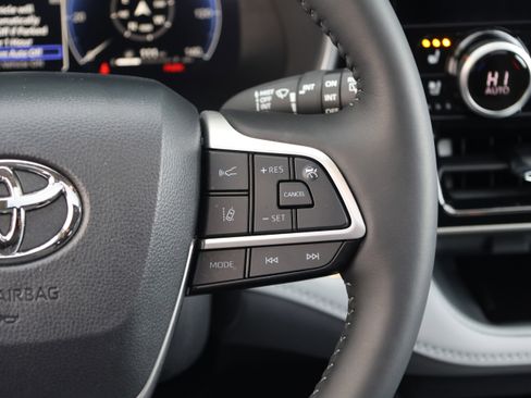 Used 2025 Toyota Highlander Limited image 21