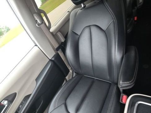 Used 2024 Chrysler Pacifica Touring-L FWD image 22