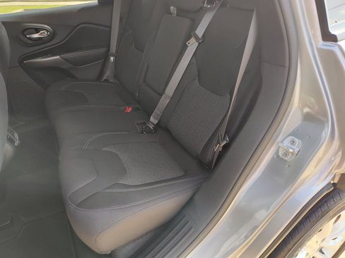 Used 2020 Jeep Cherokee Latitude FWD image 25