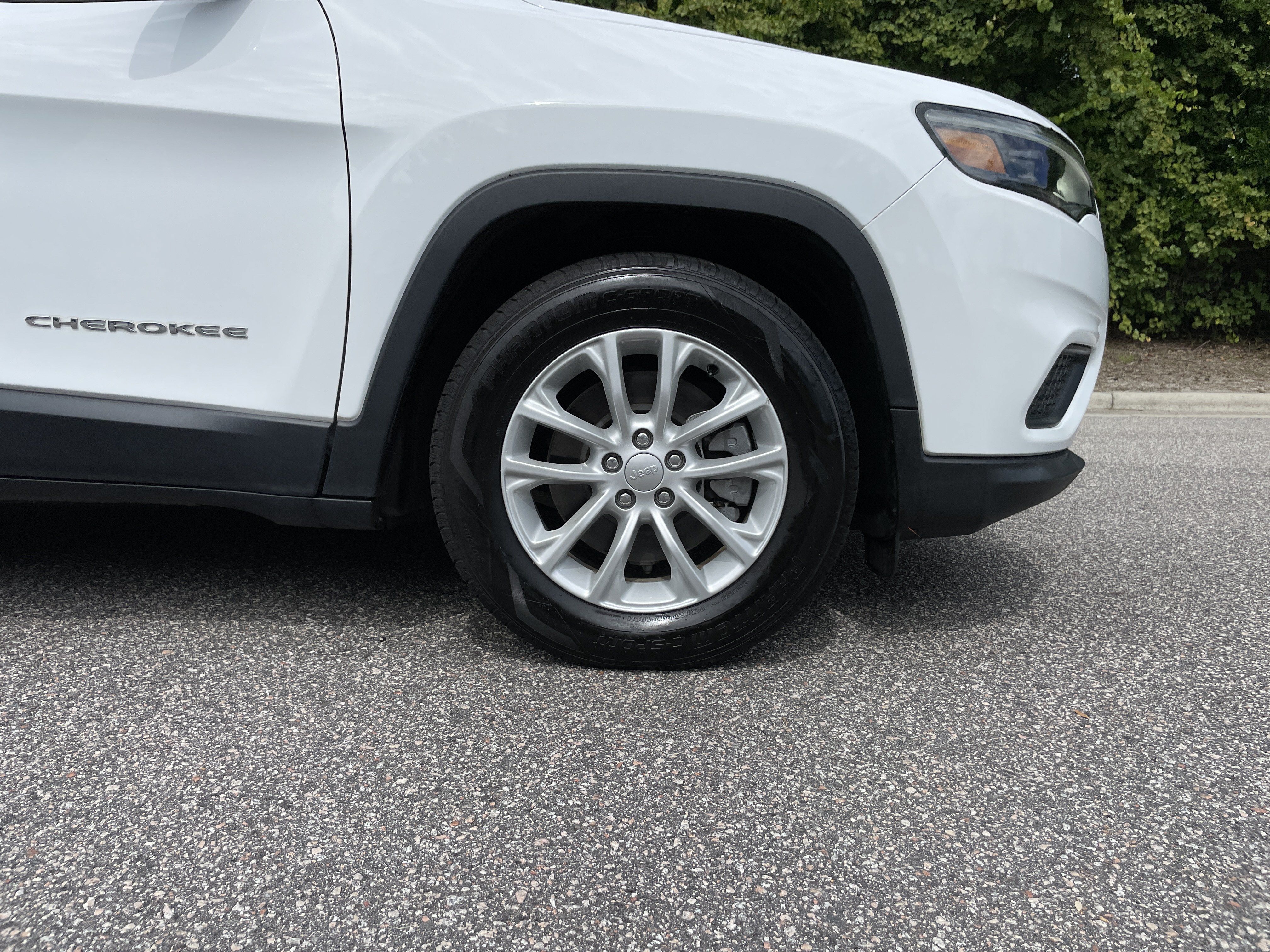 Used 2021 Jeep Cherokee Latitude FWD image 12