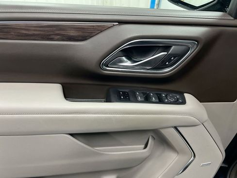 Used 2022 Chevrolet Suburban Z71 w/ Luxury Package AWD/4WD image 16