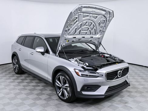 Certified 2025 Volvo V60 B5 Cross Country Plus image 34