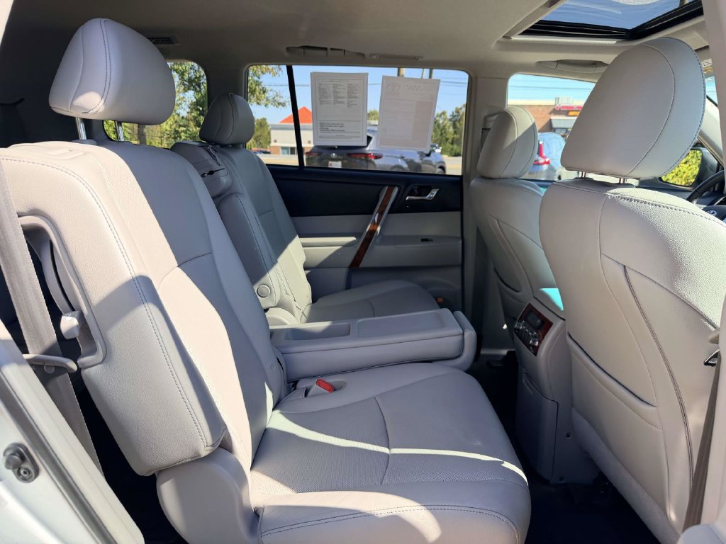 Used 2012 Toyota Highlander Limited w/ Tow Pkg AWD/4WD image 14