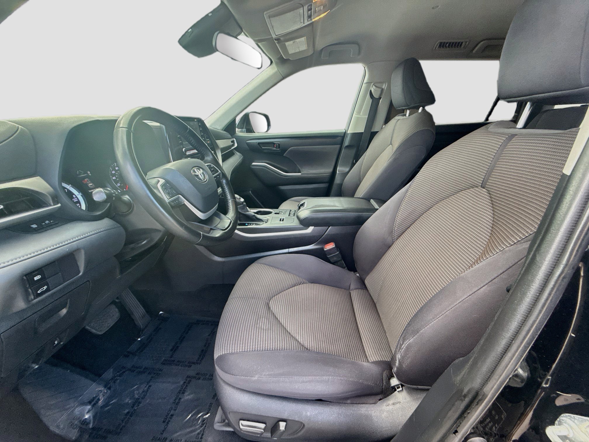Used 2022 Toyota Highlander LE FWD image 18