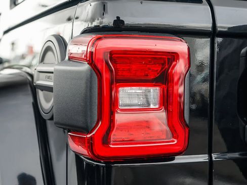 Used 2023 Jeep Wrangler Sahara image 7