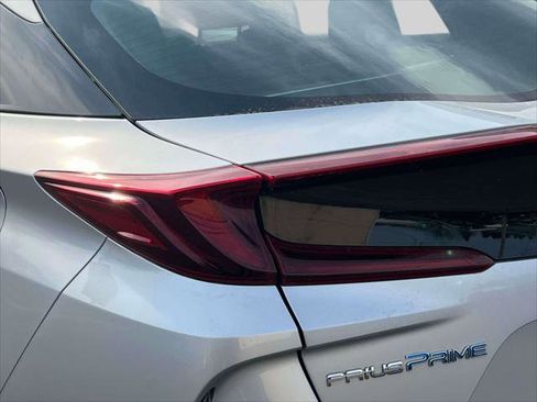 Certified 2022 Toyota Prius Prime LE FWD image 11