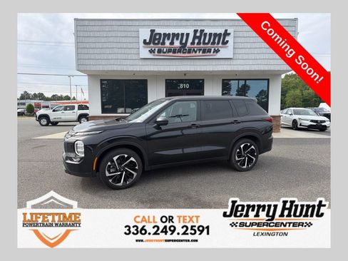 Used 2024 Mitsubishi Outlander SE image 1