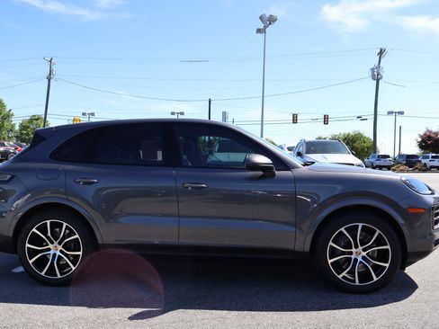 Used 2024 Porsche Cayenne image 6